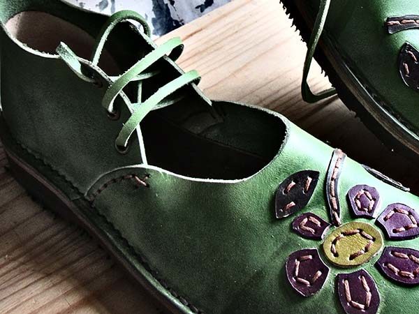 Scarpa artigianale amelie con fiore